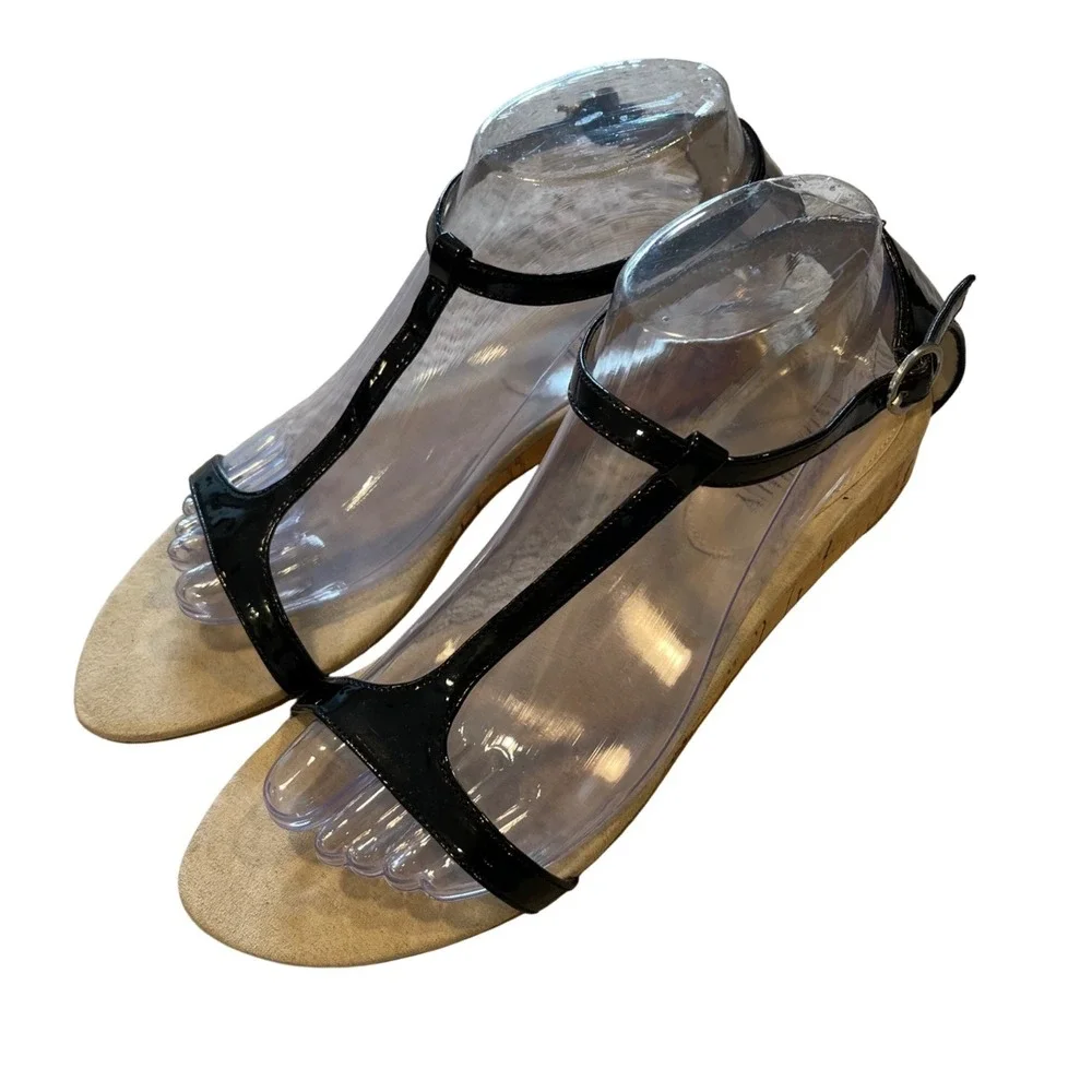 Ellen Tracy Dane Wedge Sandals Women 8.5 Black Patent T-Strap Cork Low Heel Chic